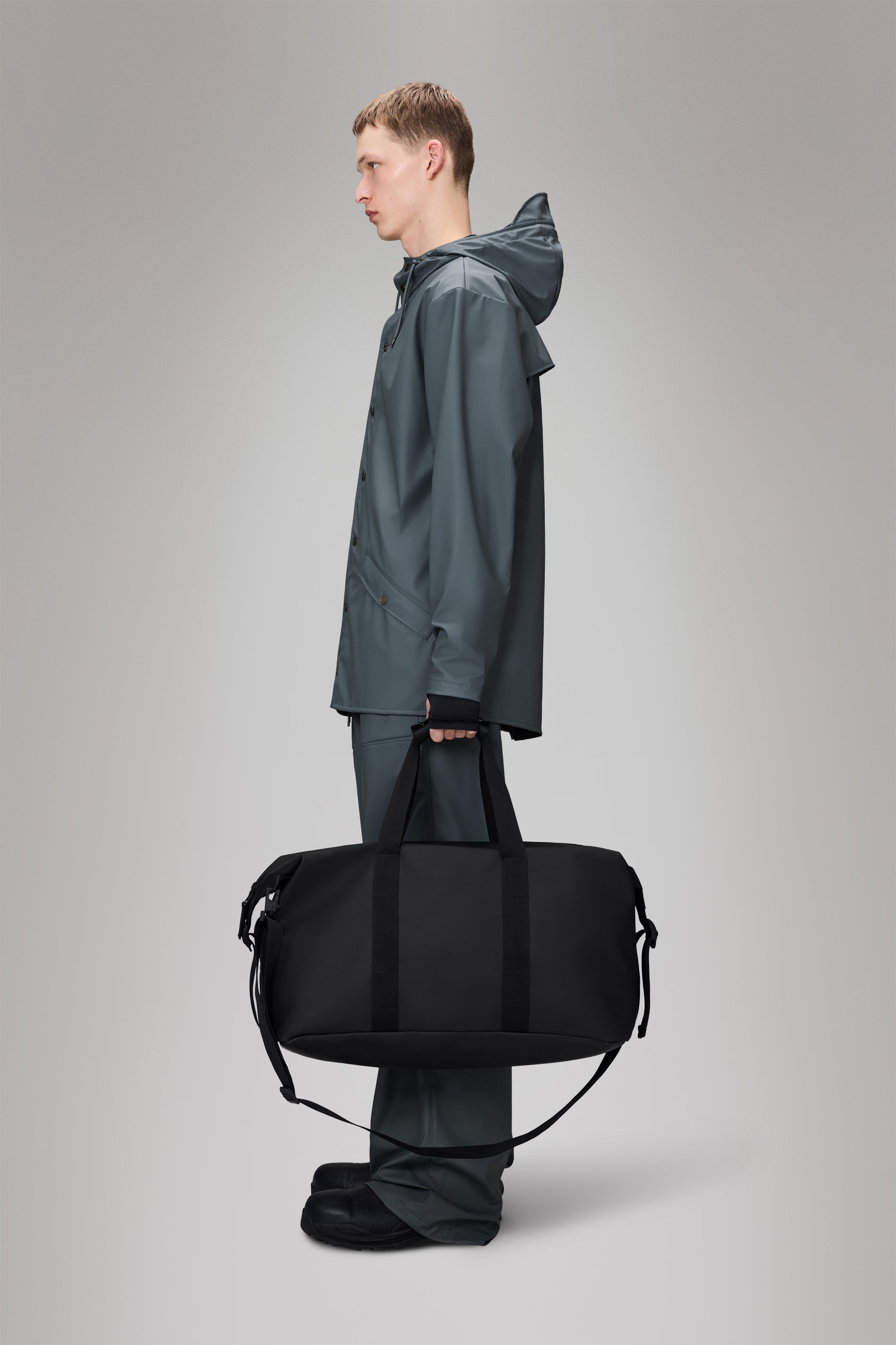 RAINS Hilo Weekend Bag Black 38L H35 x D26 x W62 cm