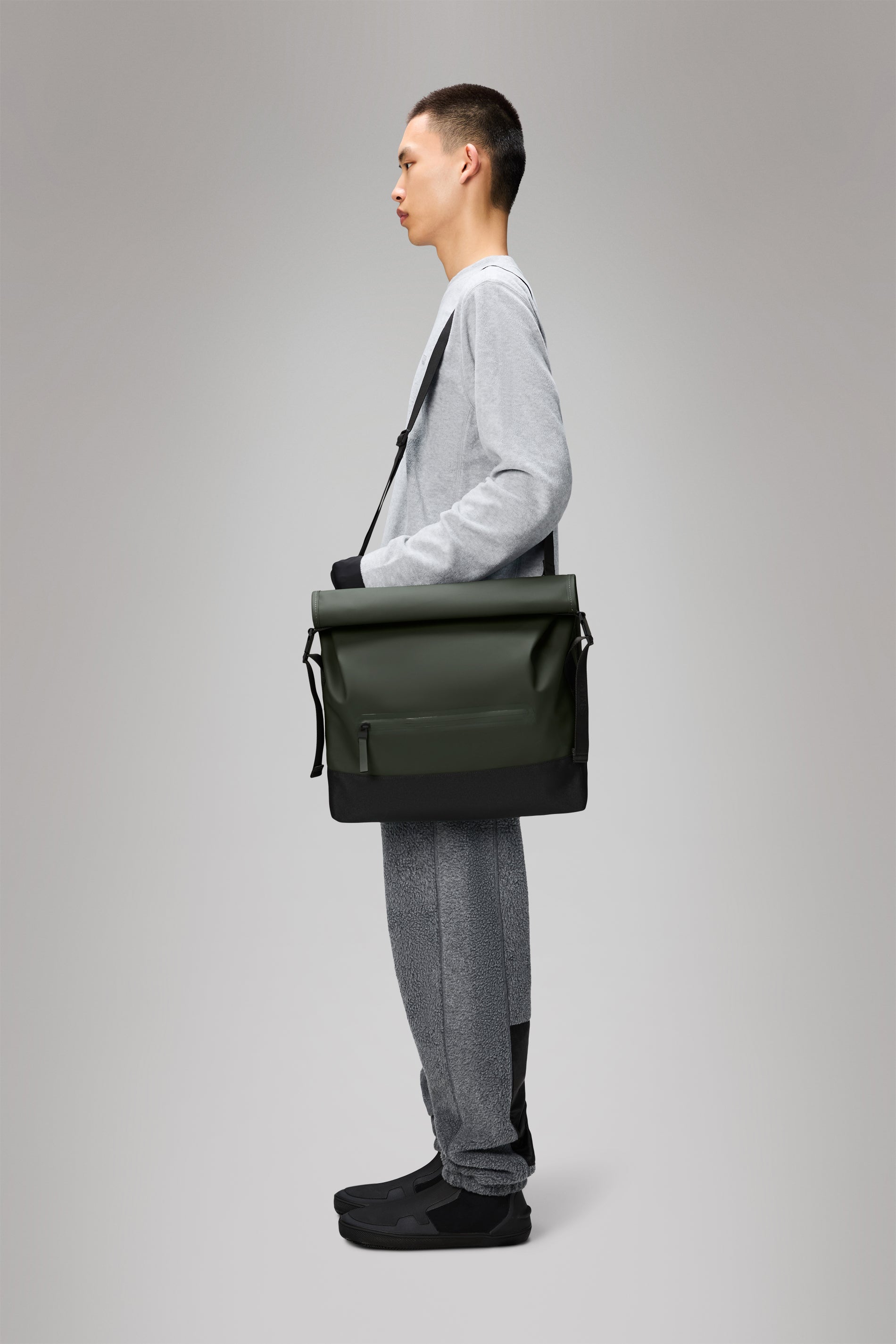 RAINS Trail Rolltop Messenger Bag Green 13L H33 x D12 x W39 cm Messenger