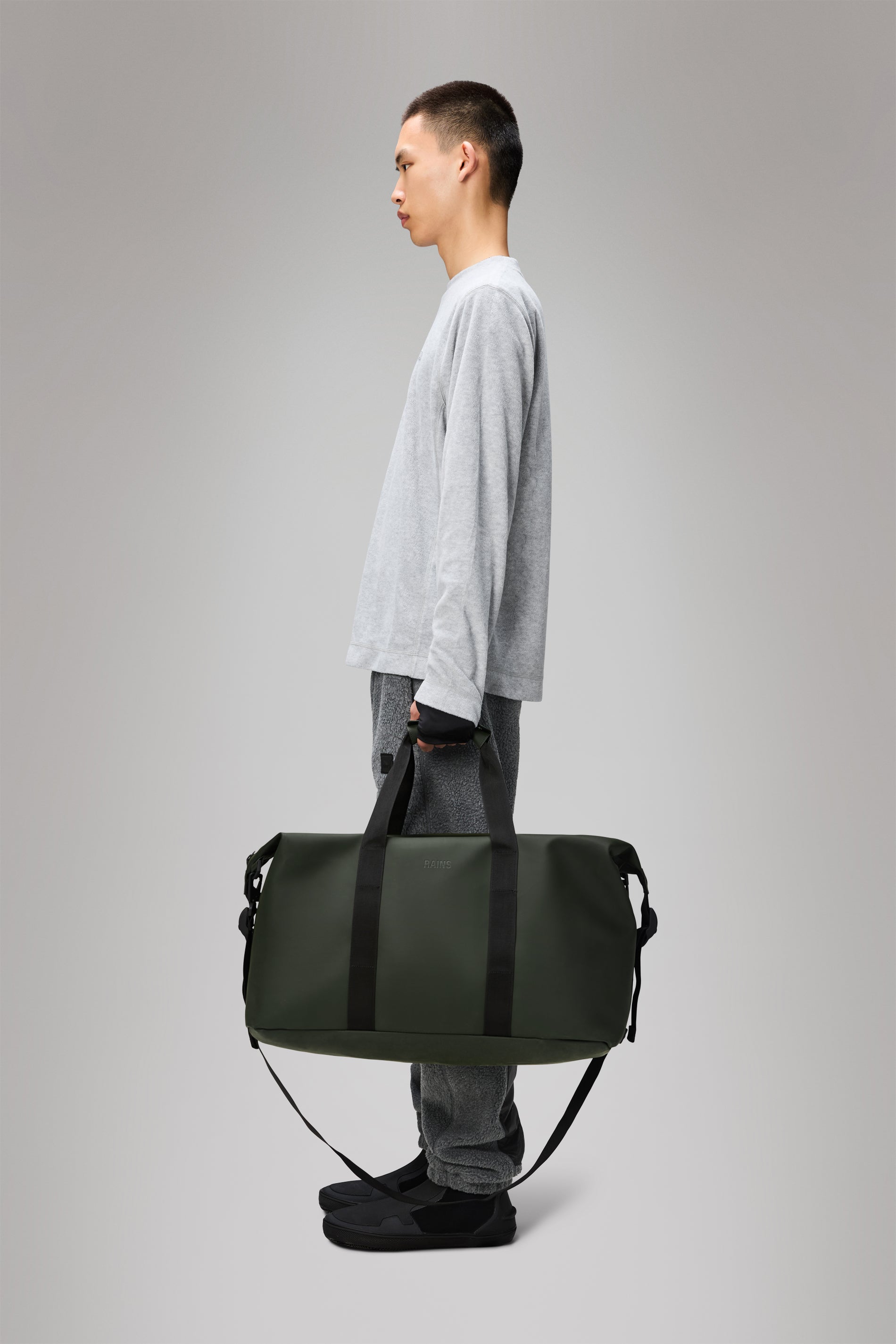 RAINS Hilo Weekend Bag Green 38L H35 x D26 x W62 cm