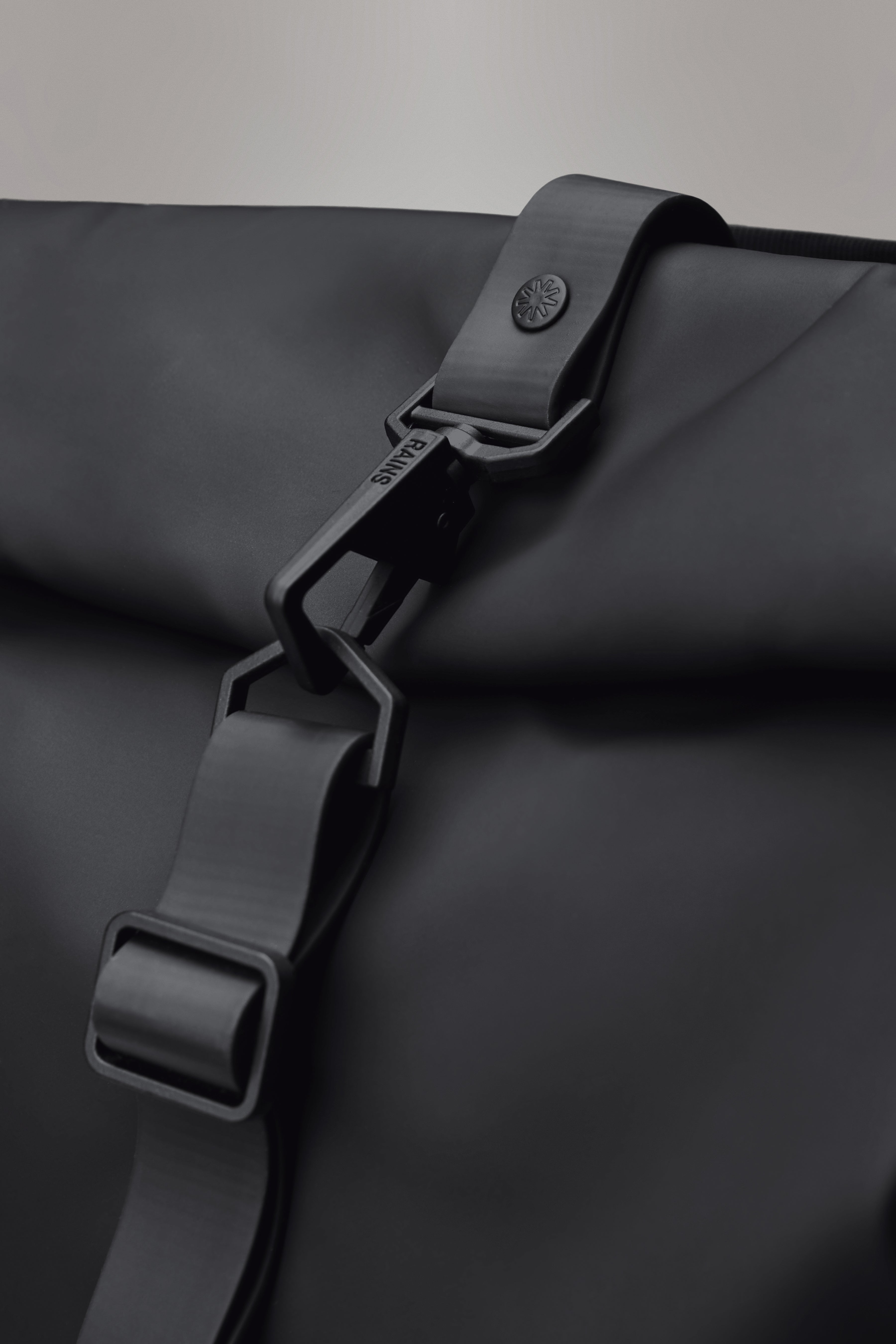 RAINS Rolltop Rucksack Green 17L H60 x D11 x W32 cm Backpack