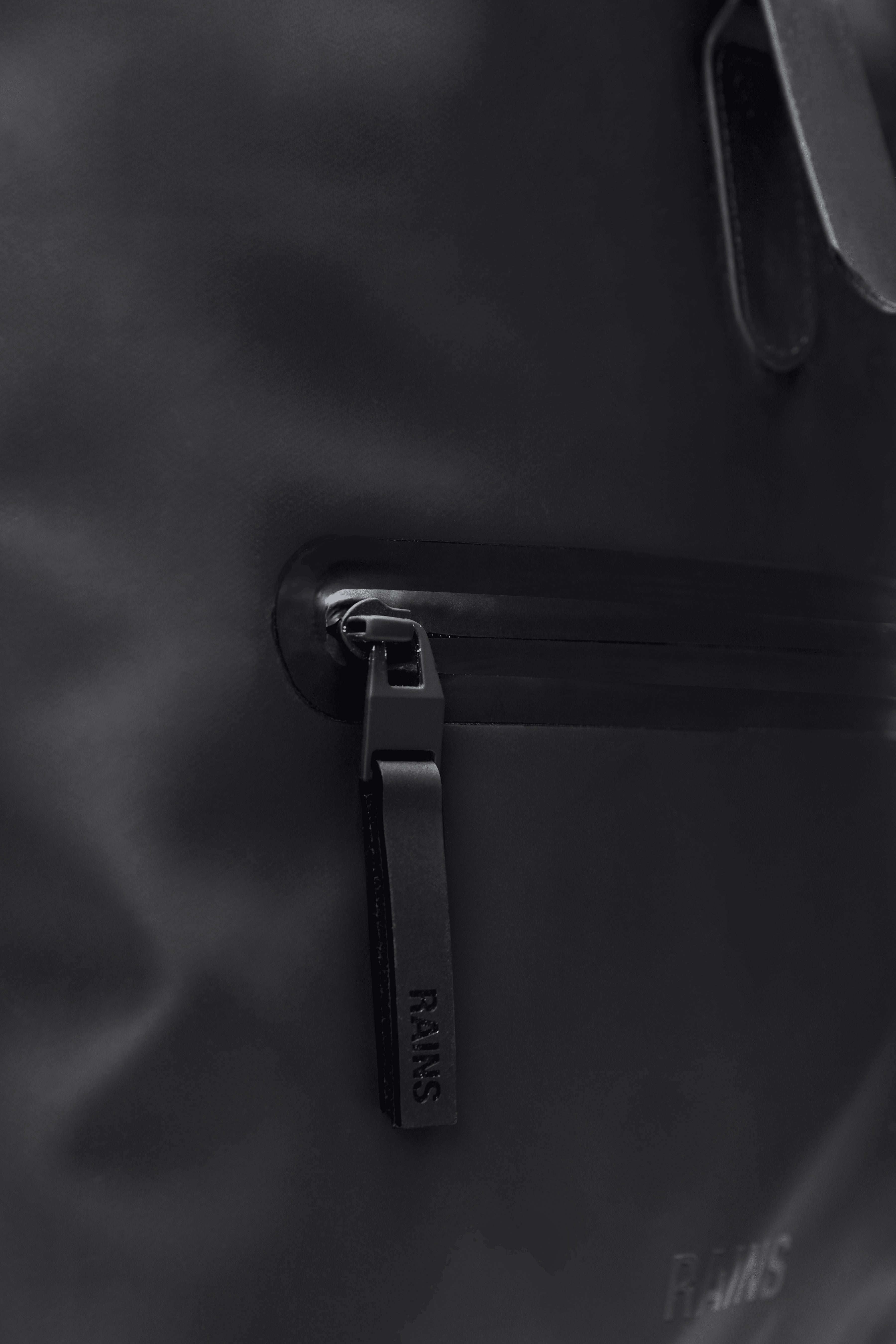 RAINS Rolltop Rucksack Black Grain 17L H60 x D11 x W32 cm Backpack