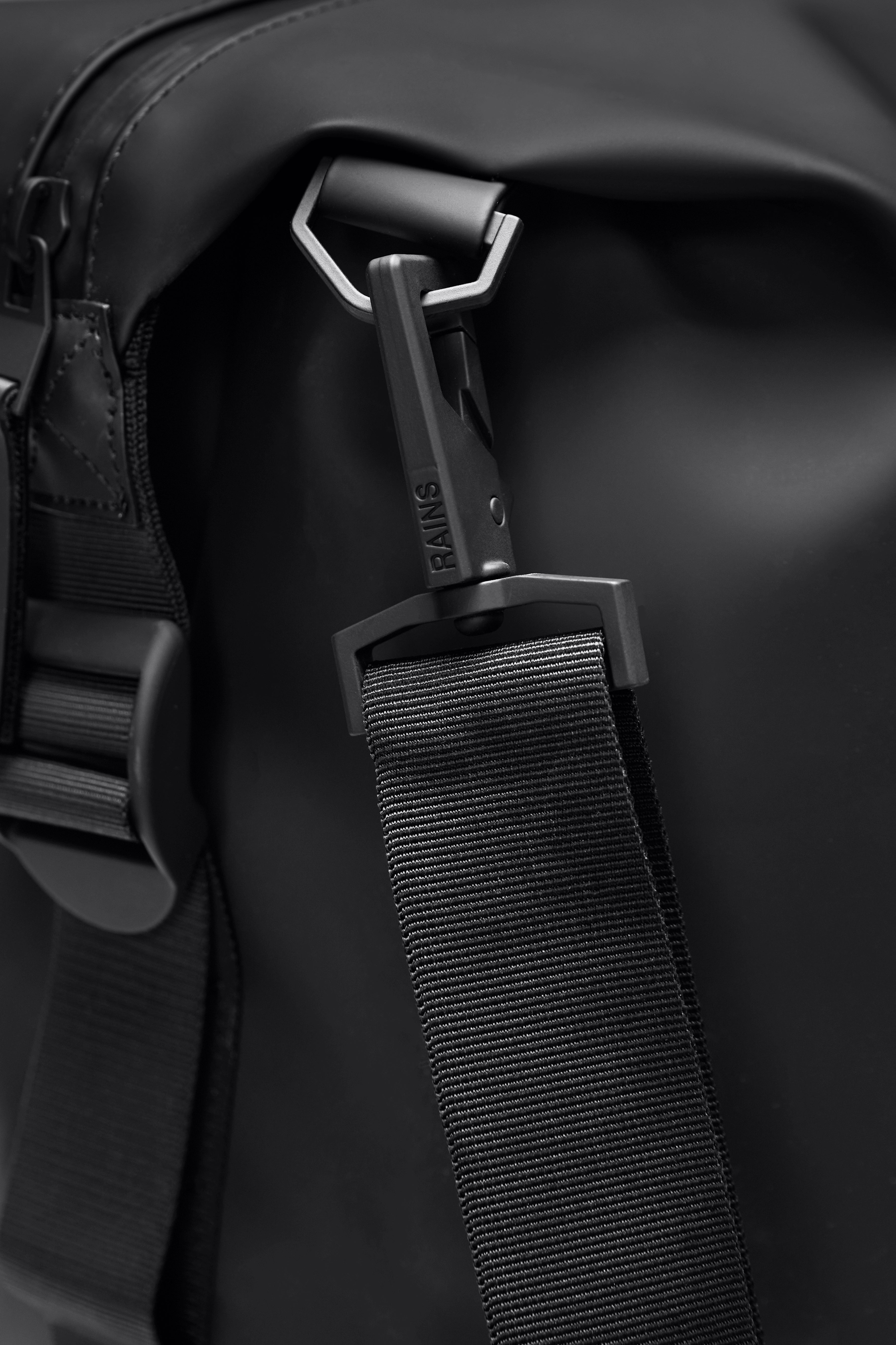 RAINS Hilo Weekend Bag Small Honor 18L H33 x D19 x W40 cm Weekender