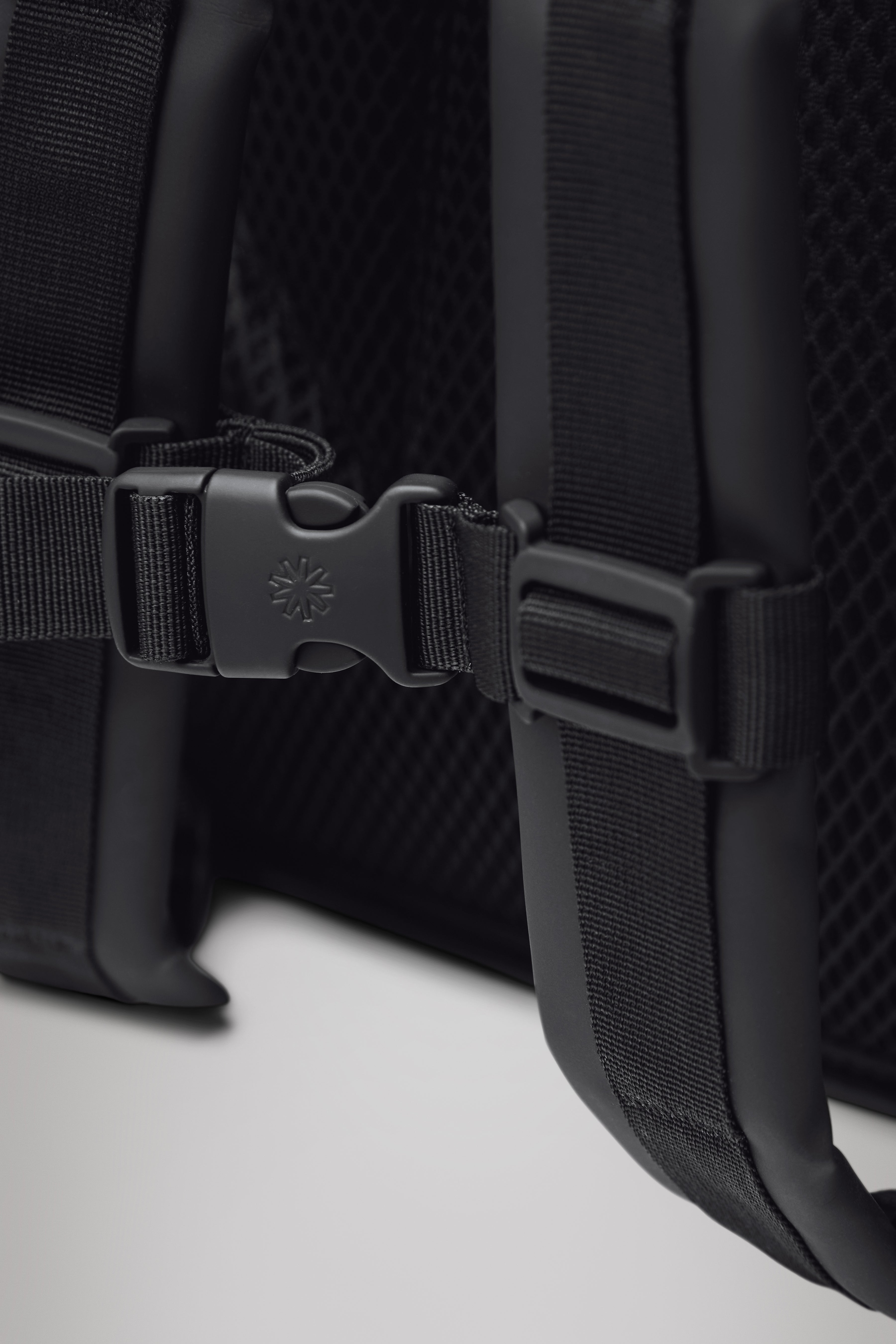 RAINS Rolltop Rucksack Green 17L H60 x D11 x W32 cm Backpack