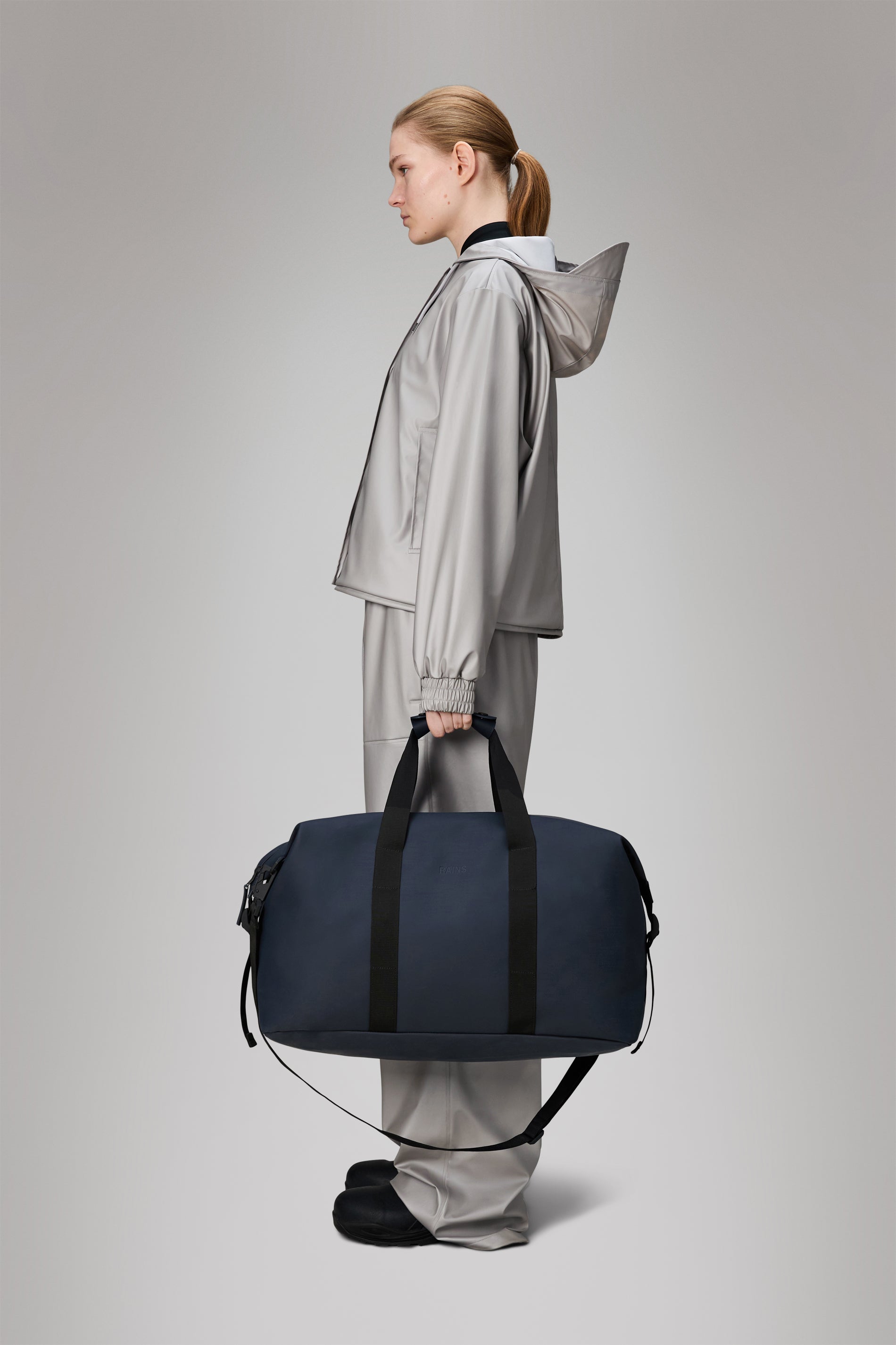 RAINS Hilo Weekend Bag Navy 38L H35 x D26 x W62 cm Weekender