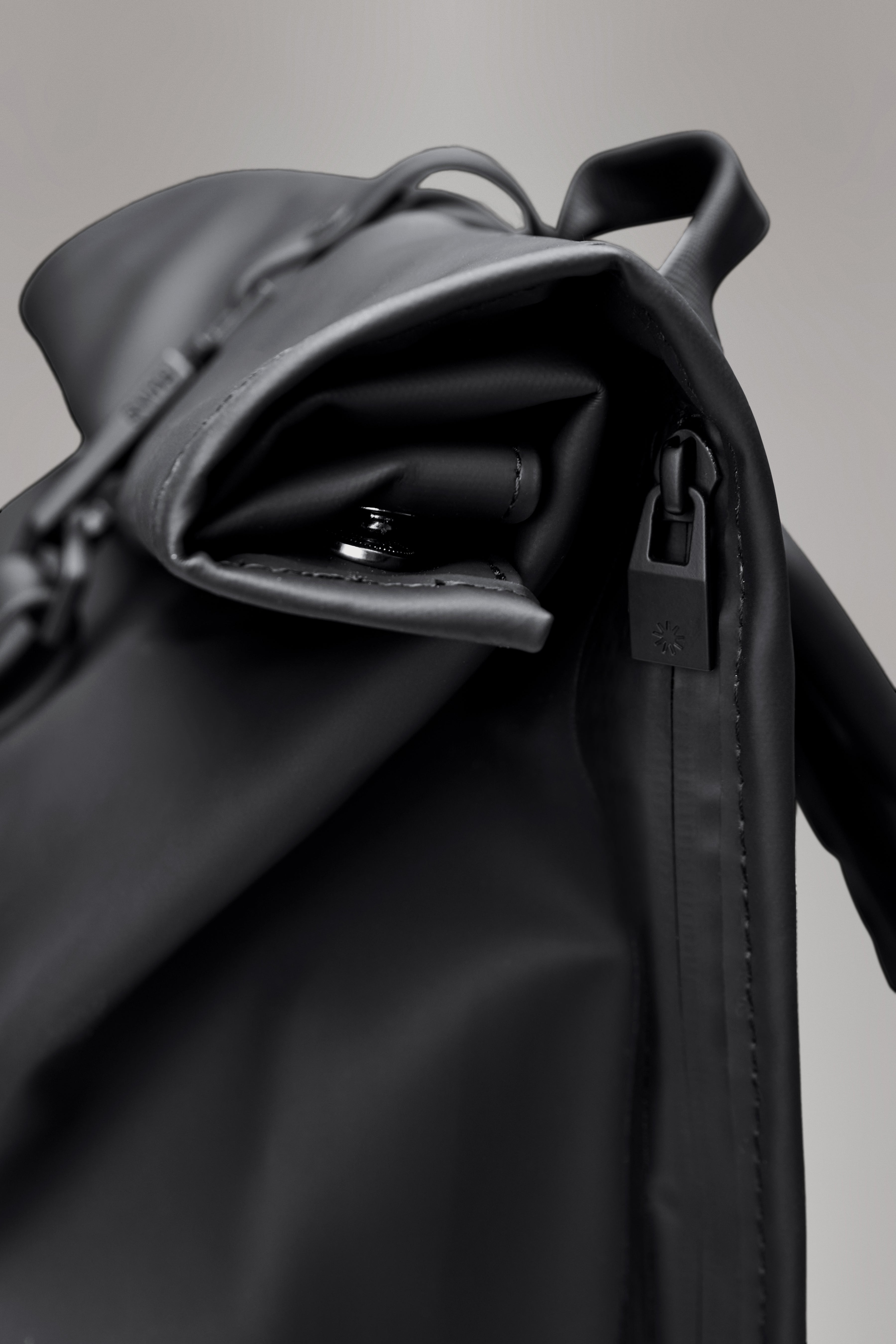 RAINS Rolltop Rucksack Lagoon 17L H60 x D11 x W32 cm Backpack