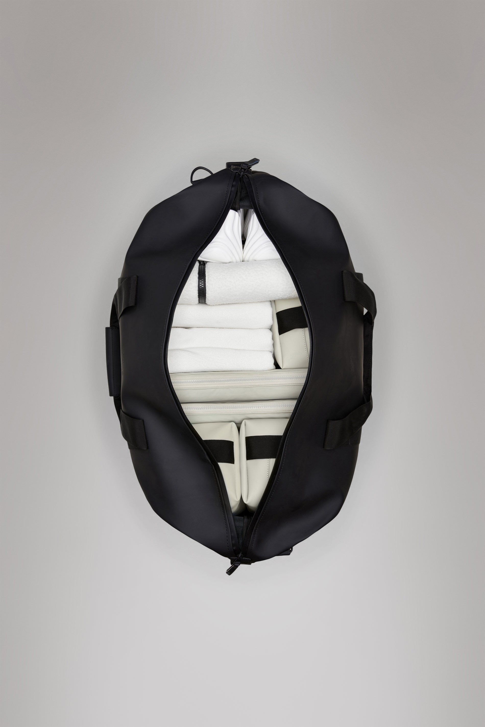 RAINS Hilo Weekend Bag Black 38L H35 x D26 x W62 cm