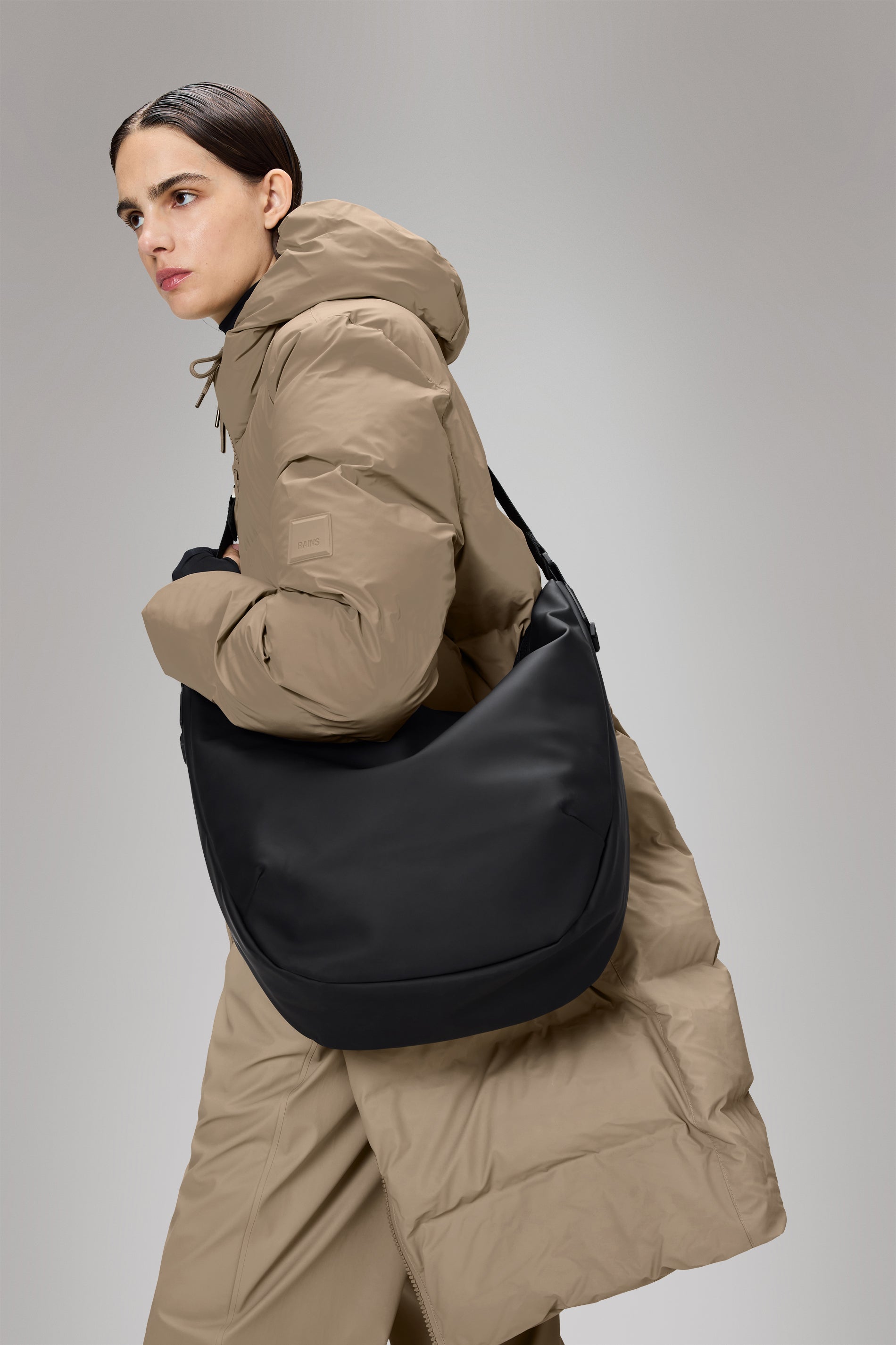 RAINS Valera Shoulder Bag Large Black 18L H38 x D13 x W53 cm Crossbody