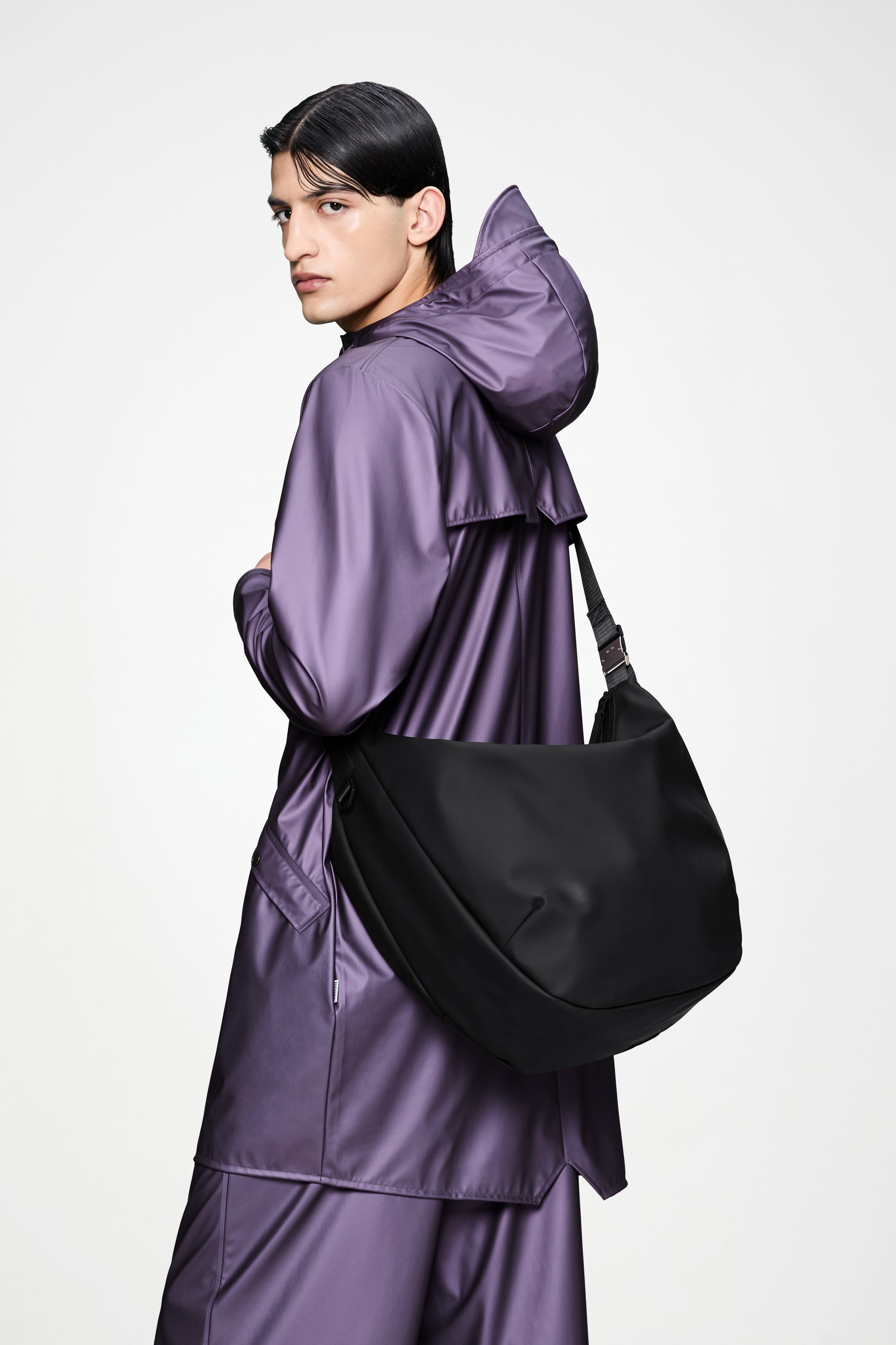 RAINS Valera Shoulder Bag Large Black 18L H40 x D13 x W54 cm Crossbody