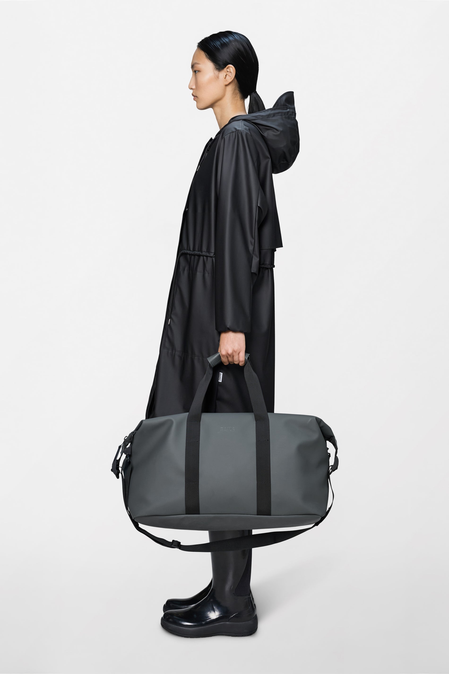 RAINS Hilo Weekend Bag Dark Grey 36L H27 x D26 x W52 cm Weekender