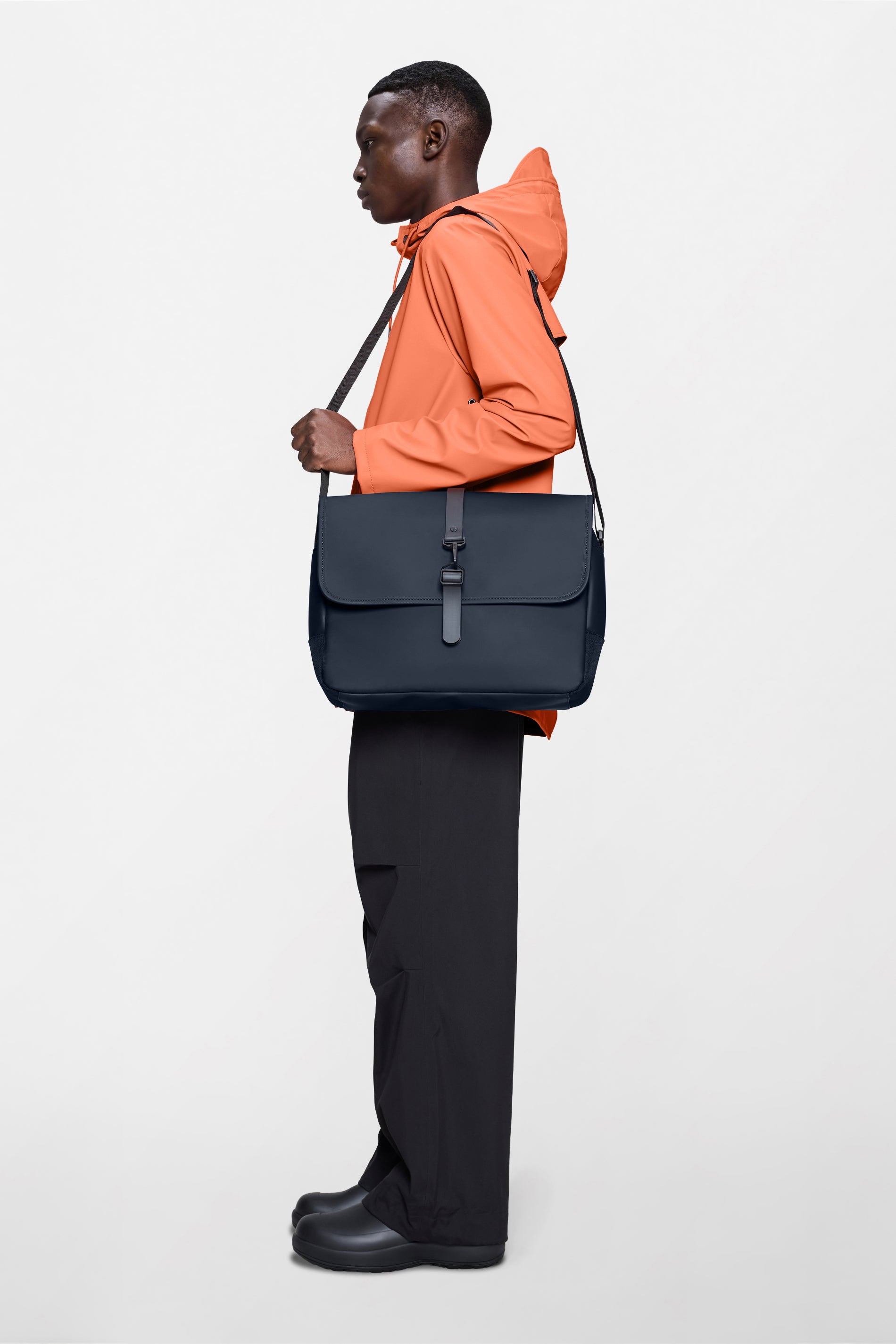 RAINS Messenger Bag Navy 11L H32 x D11 x W38 cm Messenger