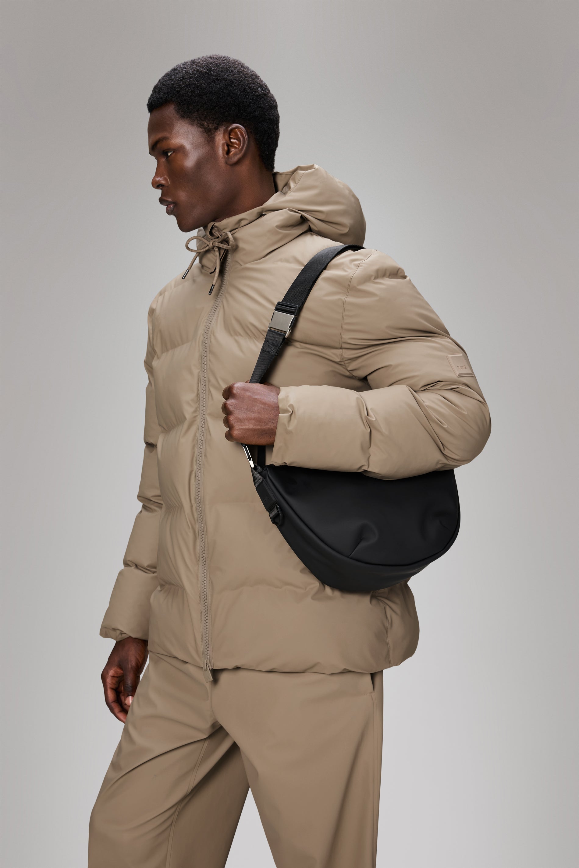 RAINS Valera Shoulder Bag Black 7.70L H22 x D10 x W35 cm Crossbody