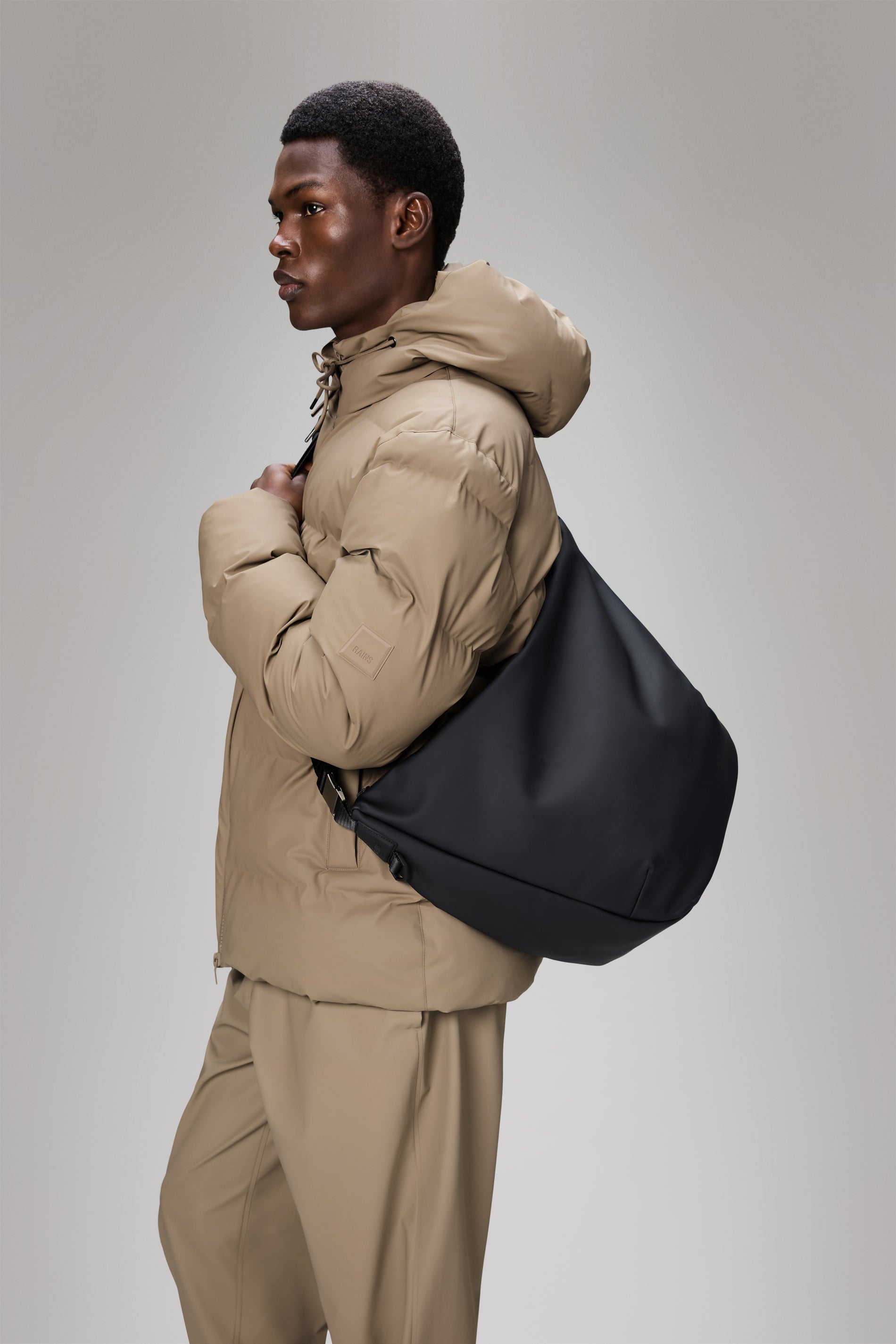 RAINS Valera Shoulder Bag Large Black 22L H38 x D13 x W53 cm Crossbody