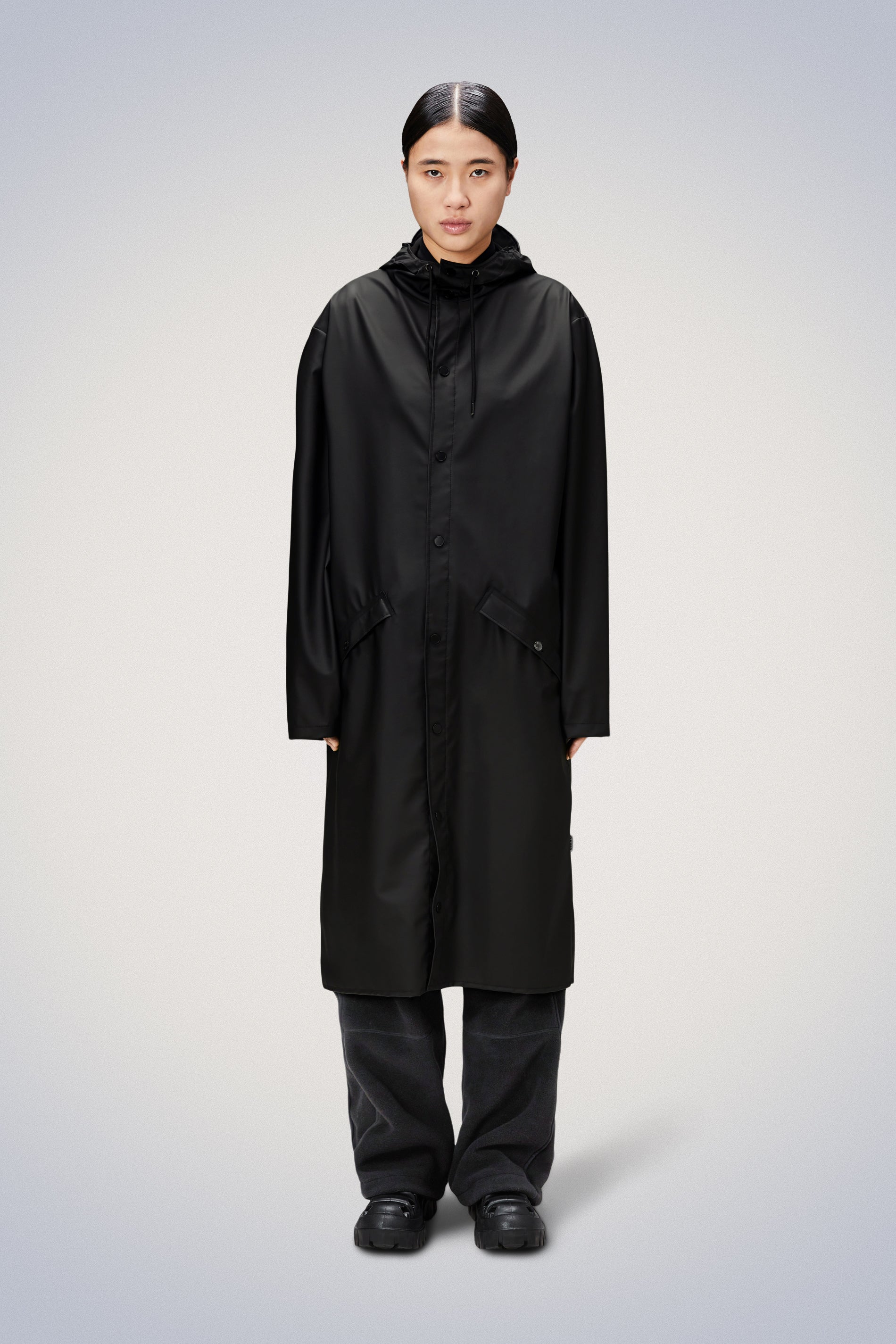 Rains® Longer Jacket en Black pour 110 € | Livraison Gratuite