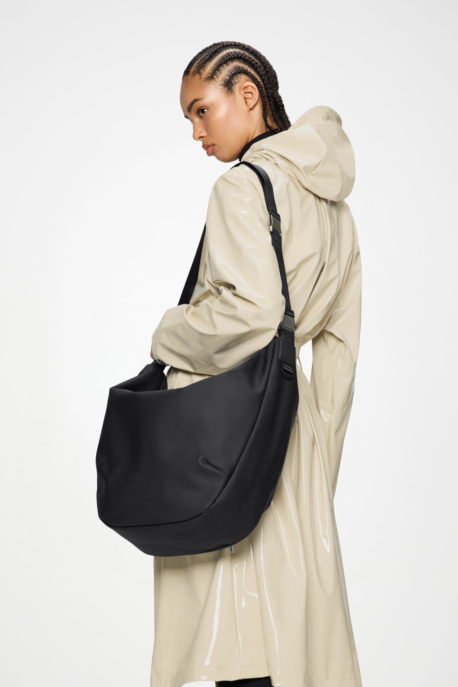 RAINS Valera Shoulder Bag Large Black 18L H40 x D13 x W54 cm Crossbody